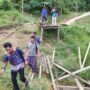 Anggota DPRD Kota Samarinda saat meninjau langsung situasi jembatan di Kawasan Sumur Batu, Jalan Damai (dok: pribadi)