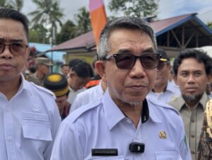 Bupati Kutim, Ardiansyah Sulaiman didampingi Wabup Kutim Mahyunadi dan Ketua DPRD Kutim, Jimmi saat berkunjung langsung ke Kampung Sidrap, Rabu 18 Juni 2025 (dok: agu/katakaltim)