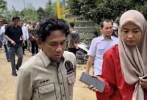 Ketua DPRD Kutim, Jimmi, usai menghadiri agenda penyerahan sertifikat tanah kepada warga Kampung Sidrap, Rabu 18 Juni 2025 (dok: agu/katakaltim)