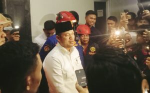 Gubernur Kaltim, Rudy Mas’ud, saat meninjau langsung kebakaran di Hotel Atlet, Rabu 18 Juni 2025 (dok: Ali/katakaltim)