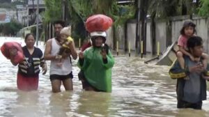 Warga Kota Balikpapan di tengah kepungan banjir yang terjadi, Kamis (19/6/2025). (Dok: han/katakaltim)