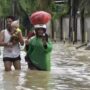 Warga Kota Balikpapan di tengah kepungan banjir yang terjadi, Kamis (19/6/2025). (Dok: han/katakaltim)