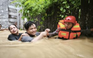 Tim Respons Bencana Satuan Brimob (Satbrimob) Polda Kaltim evakuasi korban banjir di Kota Balikpapan, Kamis 19 Juni 2025. (Dok: han/katakaltim)