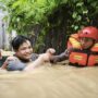 Tim Respons Bencana Satuan Brimob (Satbrimob) Polda Kaltim evakuasi korban banjir di Kota Balikpapan, Kamis 19 Juni 2025. (Dok: han/katakaltim)