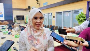 Kepala Biro Kesejahteraan Masyarakat (Kesra) Kaltim, Dasmiah, usai melakukan sosialisasi Gratispol di kantor Diskominfo Kaltim, Rabu (18/6/2025) (dok: Ali/katakaltim)