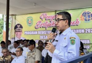 Bupati Kutim, Ardiansyah Sulaiman, saat berkunjung ke Dusun Sidrap, Desa Martadinata, Kecamatan Teluk Pandan, Rabu 18 Juni 2025 (dok: agu/katakaltim)