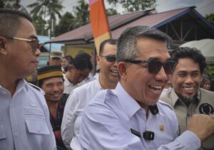 Bupati Kutim, Ardiansyah Sulaiman (tengah) didampingi Wabup Kutim, Mahyunadi (kiri), bersama Ketua DPRD Kutim, Jimmi (kanan) saat berkunjung ke Kampung Sidrap menyerahkan sertifikat hak milik warga, Rabu 18 Juni 2025 (dok: Agu/katakaltim)