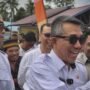 Bupati Kutim, Ardiansyah Sulaiman (tengah) didampingi Wabup Kutim, Mahyunadi (kiri), bersama Ketua DPRD Kutim, Jimmi (kanan) saat berkunjung ke Kampung Sidrap menyerahkan sertifikat hak milik warga, Rabu 18 Juni 2025 (dok: Agu/katakaltim)