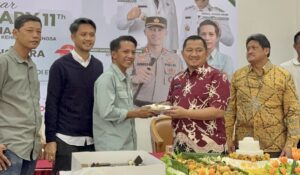 Hari ulang tahun Beritapenajam. Direktur, Sayid Hasan, menyerahkan potongan tumpeng kepada Bupati Penajam, Mudyat Noor (dok: Afri/katakaltim)