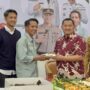 Hari ulang tahun Beritapenajam. Direktur, Sayid Hasan, menyerahkan potongan tumpeng kepada Bupati Penajam, Mudyat Noor (dok: Afri/katakaltim)