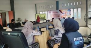 Pemuda Kutim Hebat berkolaborasi dengan Lembaga Pelatihan Kerja (LPK) BKE dalam rangka mensosialisasikan Pelatihan Alat Berat Program PKK Kemendikdasmen 2025. (Dok: Salsabila/katakaltim)