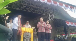 Bupati Kutai Barat (Kubar), Frederick Edwin, saat menyampaikan harapannya kepada Gubernur Kaltim, Rudy Mas’ud dalam agenda Pekan Daerah (PEDA) XI Petani Nelayan Kalimantan Timur 2025, berlangsung di Taman Budaya Sendawar, Sabtu 21 Juni 2025 (dok: hadi/katakaltim)