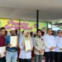 Pemkab Kutim bersama BPN saat menyerahkan sertifikat hak milik (SHM) kepada warga Kampung Sidrap, Desan Martadinata, Rabu 18 Juni 2025 (dok: agu/katakaltim)