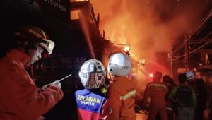 Api melalap 1 rumah di Jalan Wolter Monginsidi RT 17, Kelurahan Dadi Mulya, Kecamatan Samarinda Ulu, Kota Samarinda, Sabtu 21 Juni 2025, dini hari. (Dok: Damkarmat Samarinda)