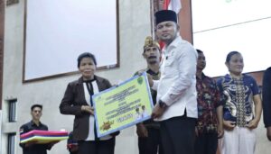 Gubernur Kaltim, H. Rudy Mas'ud (Harum), menyerahkan secara simbolis penghargaan Gratispol Umroh dan Perjalanan Religi kepada marbot dan penjaga rumah ibadah. (Dok: Pemprovkaltim)
