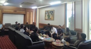 Warga Kampung Intu Lingau, Kecamatan Nyuatan, Kabupaten Kutai Barat (Kubar), datangi DPRD Kubar, Senin 24 Juni 2025. (Dok: hadi/katakaltim)