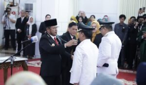 Gubernur Kaltim, Rudy Mas’ud, lantik Kepala Daerah Kukar, Aulia Rahman Basri dan Rendi Solihin (dok: Pemprovkaltim)