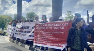 Warga Kampung Intu Lingau, Kecamatan Nyuatan, kembali melanjutkan aksinya dari DPRD ke Kantor Bupati Kutai Barat (Kubar), Senin, 23 Juni 2025, siang. (Dok: hadi/katakaltim)