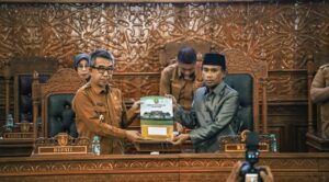 Bupati Kutim, Ardiansyah Sulaiman, bersama Ketua DPRD Kutim, Jimmi, usai menggelar Rapat Paripurna ihwal Raperda pajak dan retribusi daerah (dok: Salsabila/katakaltim)
