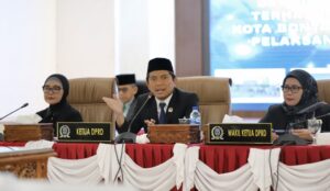 Ketua DPRD Kota Bontang, Andi Faizal Sofyan Hasdam (tengah) bersama Wali Kota Bontang, Neni Moerniaeni (kiri) dan Wakil Ketua DPRD Bontang, Siti Yara (kanan) dalam rapat paripurna, Senin 23 Juni 2025 (dok: Humas DPRD Bontang)