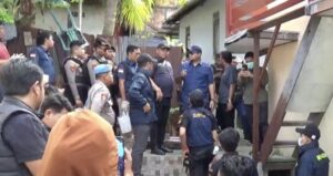 Tim Gabungan BNNP Kaltim, BNNK Balikpapan, Beacukai Balikpapan, Ditreskoba Polda Kaltim, Satreskoba Polresta Balikpapan, Pomdam VI Mulawarman dan Propam Polda Kaltim melakukan penggeledahan dua rumah di kawasan Jalan Sultan Hasanuddin, RT40 Kelurahan Baru Ulu, Balikpapan Barat (Dok: han/katakaltim)