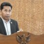 Anggota Fraksi Demokrat Kutim, Yusri Yusuf, saat menyampaikan pandangan fraksi dalam rapat paripurna DPRD Kutim tentang Raperda Pajak dan Retribusi Daerah, Selasa 24 Juni 2025 (dok: Salsabila/katakaltim)