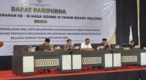 Wakil Wali Kota Balikpapan, Bagus Susetyo, menyampaian nota penjelasan Wali Kota atas Raperda tentang LKPj APBD 2024 pada Rapat Paripurna DPRD Kota Balikpapan, di Gedung Parkir Klandasan, Senin (23/6/2025). (Dok: Han/katakaltim)