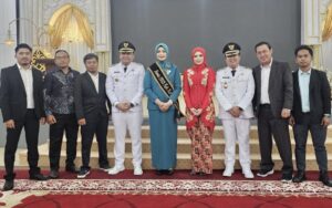 Sekertaris Partai Gelora Kukar, Aspin Anwar (paling kanan) saat mengikuti acara pelantikan kepala daerah Kukar, Aulia Rahman Basri dan Rendi Solihin (dok: akbar/katakaltim)