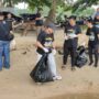 Puluhan wartawan yang tergabung dalam PWI Kota Balikpapan menggandeng DLH Kota Balikpapan menggelar aksi bersih-bersih di Pantai Mulawarman, Jumat (27/6/2025) (dok: hlm/katakaltim)