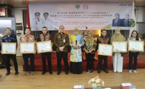 Para peraih juara pengelolaan JDIH (Jaringan Dokumentasi Informasi dan Hukum) se-Kalimantan Timur (Kaltim) tahun 2024 (dok: Humas Pemkab Kukar)