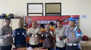 Satreskoba Polresta Balikpapan musnahkan barang bukti narkoba jenis sabu sebanyak 377,22 gram yang merupakan milik 5 orang tersangka penyalahgunaan narkoba, Kamis (26/6/2025). (Dok: han/katakaltim)