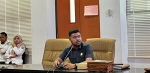 Anggota DPRD Kota Bontang, Alfin Rausan Fikri, dalam RDP tentang status mahasiswa Unijaya, Senin 16 Juni 2025 (dok: Agu/katakaltim)