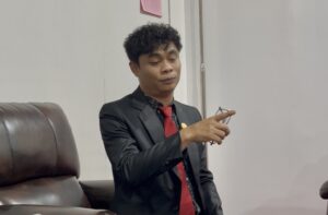 Anggota DPRD Kota Bontang, Winardi, saat ditemui di ruangannya, Selasa 10 Juni 2025 (dok: agu/katakaltim)