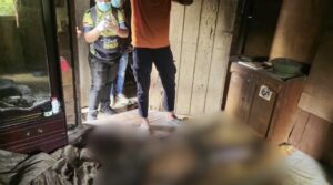 Polisi saat melakukan evakuasi terhadap mayat di Tenggarong, Kukar (dok: Humas Polres Kukar)