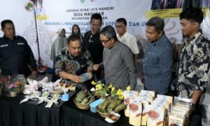 Bupati Kutim Ardiansyah Sulaiman (tengah) saat meninjau langsung salah satu koperasi dalam gelaran Gebyar Koperasi Expo 2025 (dok: prokutim)