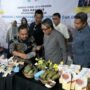 Bupati Kutim Ardiansyah Sulaiman (tengah) saat meninjau langsung salah satu koperasi dalam gelaran Gebyar Koperasi Expo 2025 (dok: prokutim)