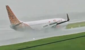Pesawat Batik Air mendarat miring di Bandara Soekarno-Hatta (Soetta), Tangerang, Banten Sabtu 28 Juni 2025. (Dok: SS/istimewa)
