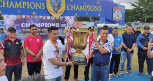 Danlanud Dhomber Balikpapan Kolonel Pnb Fata Patria menyerahkan trophy bergilir Danlanud Cup XXVI Tahun 20205 kepada tim Bilqis Keysa FC yang keluar sebagai juara di Stadion Bima Sakti Lanud Dhomber Balikpapan, Minggu (29/6/2025). (Dok: han/katakaltim)