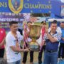 Danlanud Dhomber Balikpapan Kolonel Pnb Fata Patria menyerahkan trophy bergilir Danlanud Cup XXVI Tahun 20205 kepada tim Bilqis Keysa FC yang keluar sebagai juara di Stadion Bima Sakti Lanud Dhomber Balikpapan, Minggu (29/6/2025). (Dok: han/katakaltim)