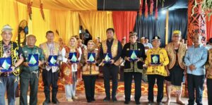 Pemkab Berau saat menghadiri Festival Budaya Bekudung Betiung sekaligus peringatan Hari Ulang Tahun (HUT) ke-262 Kampung Tumbit Dayak, Kamis 26 Juni 2025 (dok: Humas Pemkab Berau)