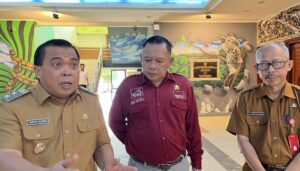 Wali Kota Bontang, Agus Haris (kiri) didampingi Eko Satrya (tengah) dan Kadisnaker Bontang Abdu Safa Muha (kanan) saat ditemui awak media, Senin 30 Juni 2025 (dok: Agu/katakaltim)