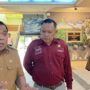 Wakil Wali Kota Bontang, Agus Haris (kiri) didampingi Eko Satrya (tengah) dan Kadisnaker Bontang Abdu Safa Muha (kanan) saat ditemui awak media, Senin 30 Juni 2025 (dok: Agu/katakaltim)