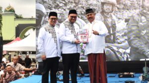 Bupati Kukar, Aulia Rahman Basri (tengah), Wakil Bupati Kukar, Rendi Solihin (kiri) bersama mantan Bupati Kukar Edi Damansyah (kanan) (dok: Humas Pemkab Kukar)
