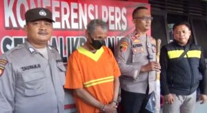 Pria paruh baya berinisal P (62) saat ditangkap polisi (dok: han/katakaltim)