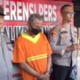 Pria paruh baya berinisal P (62) saat ditangkap polisi (dok: han/katakaltim)