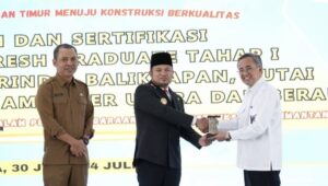 Gubernur Kaltim, Rudy Mas’ud dalam agenda Pelatihan dan Sertifikasi Tenaga Kerja Konstruksi (TKK) Kualifikasi Ahli Tahap 1, Asesor Kompeten dan Instruktur Kompeten Tahun 2025 di Samarinda, Senin 30 Juni 2025. (dok: Humas Pemprovkaltim)