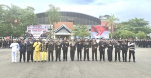 Polres Berau menggelar upacara dalam rangka memperingatin Hari Ulang Tahun Bhayangkara yang ke-79 di Gor Pemuda Tanjung Redeb, Selasa 1 Juli 2025. (Dok: Asrin/katakaltim)