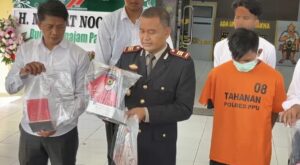 Tersangka berinisial RNF (26), warga Cianjur, Jawa Barat ini, ditangkap tanpa perlawanan usai sempat kabur ke kampung halamannya, setelah melakukan aksi pembunuhan, Selasa (1/7/2025). (Dok: han/katakaltim)