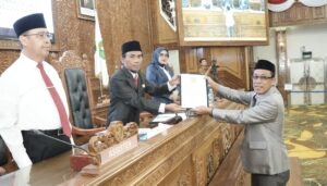 Fraksi Demokrat DPRD Kutim, diwakili Ahmad Sulaiman saat menyerahkan salinan pandangan fraksi ke DPRD Kutim, Jimmi, Selasa 1 Juli 2025 (dok: Salsabila/katakaltim)