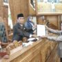 Fraksi Demokrat DPRD Kutim, diwakili Ahmad Sulaiman saat menyerahkan salinan pandangan fraksi ke DPRD Kutim, Jimmi, Selasa 1 Juli 2025 (dok: Salsabila/katakaltim)